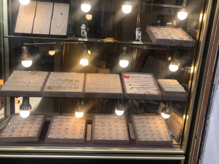 Konya'da hırsız, müşteri gibi davranıp 5 bileziği çalıp kaçtı