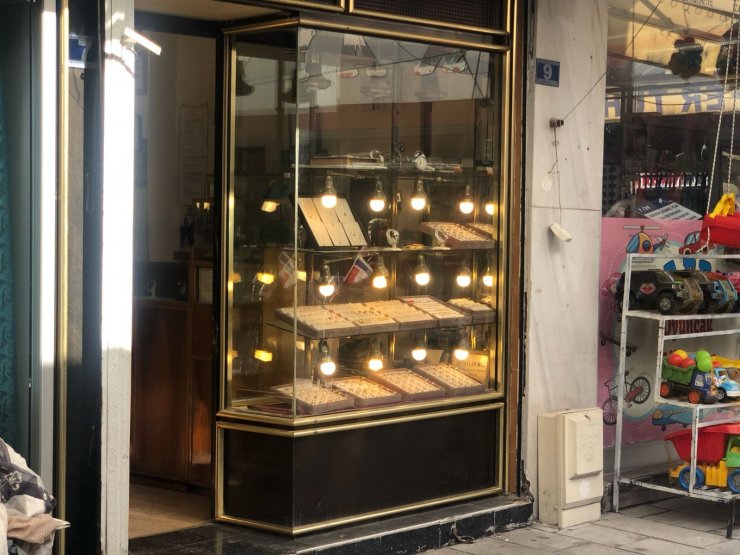 Konya'da hırsız, müşteri gibi davranıp 5 bileziği çalıp kaçtı