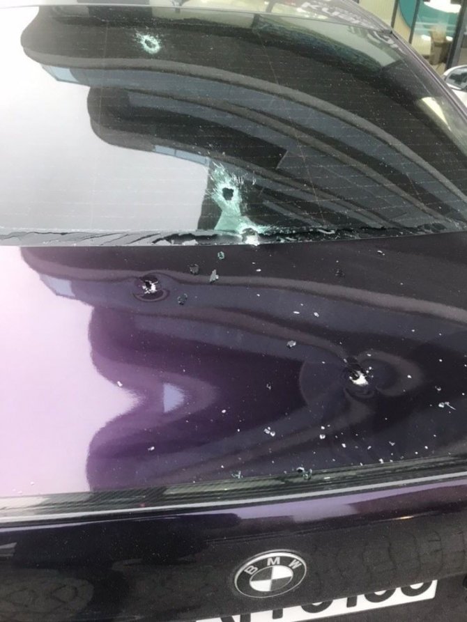 Kurye motosikletiyle gelip diş hekiminin aracını kurşunladı