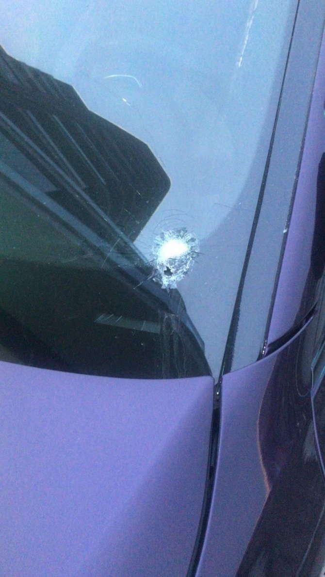 Kurye motosikletiyle gelip diş hekiminin aracını kurşunladı