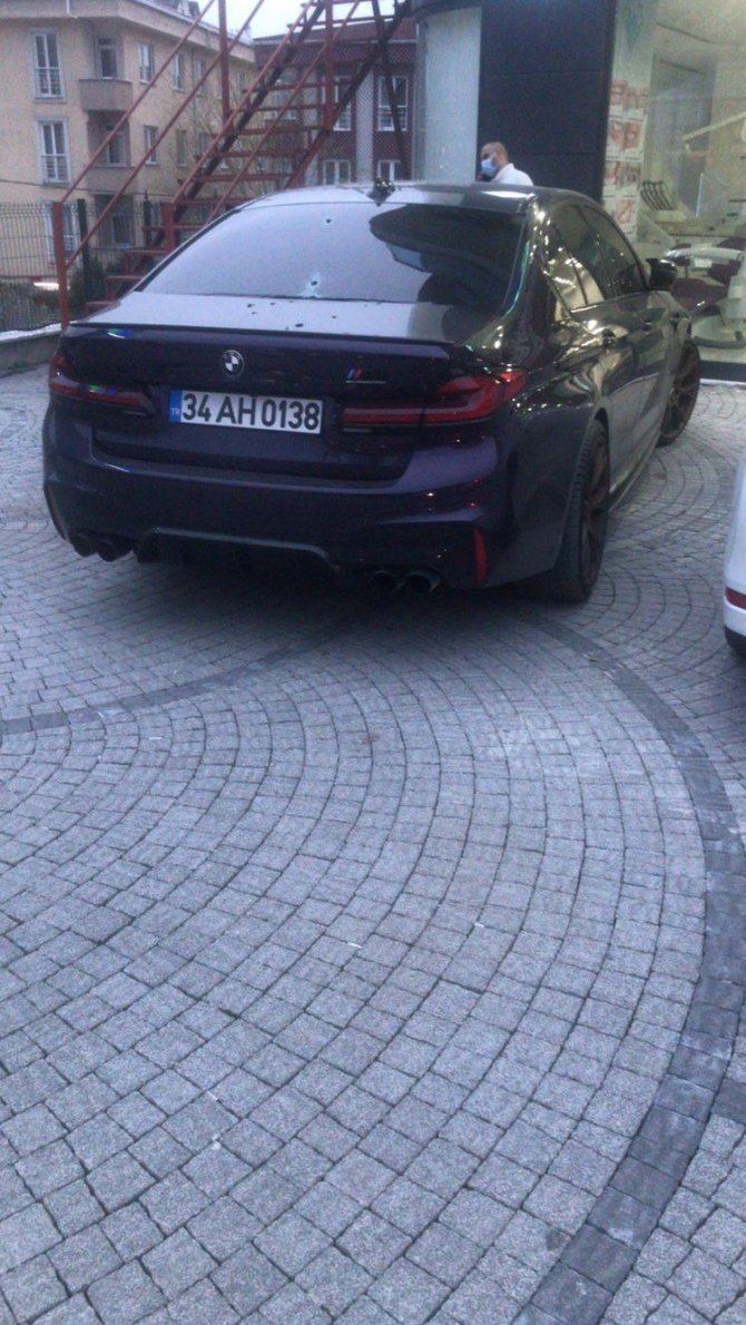 Kurye motosikletiyle gelip diş hekiminin aracını kurşunladı