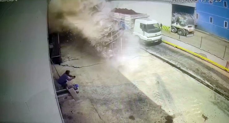 Meyve suyu fabrikasındaki buhar kazanının patlama anı kamerada