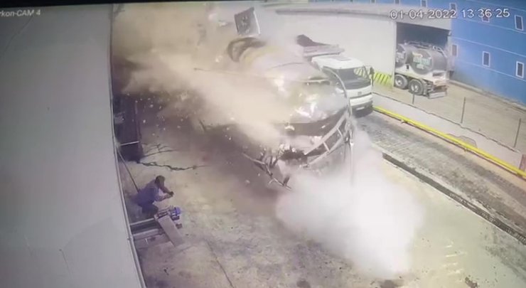 Meyve suyu fabrikasındaki buhar kazanının patlama anı kamerada