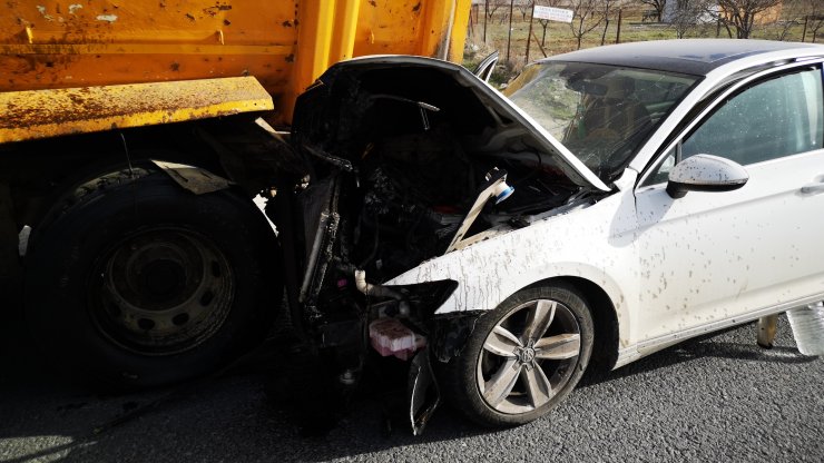 Otomobil, kamyona çaptı: 4 yaralı 