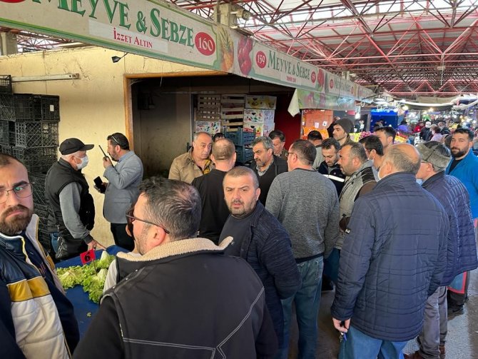 Pazarcı esnafının dikkati dolandırıcıyı yakalattı