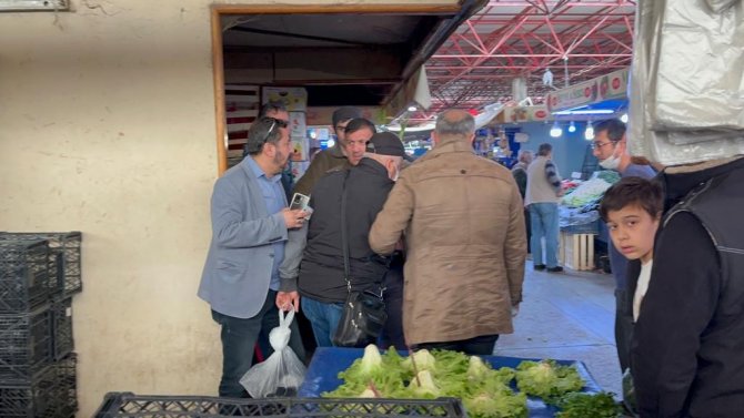 Pazarcı esnafının dikkati dolandırıcıyı yakalattı