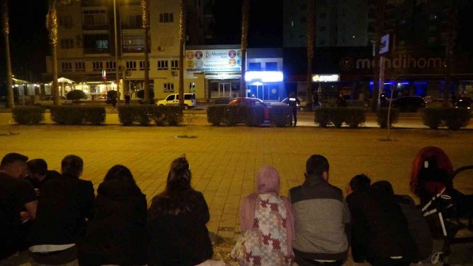 Polis uygulamasını ellerindeki çekirdeklerle takip ettiler