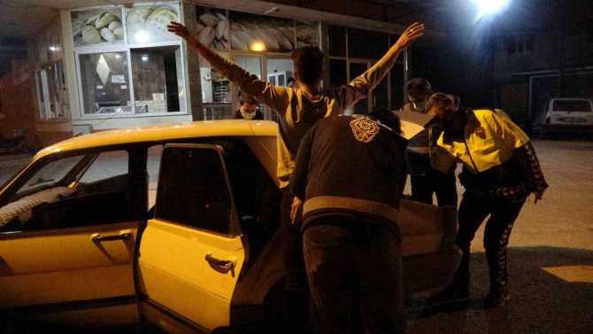 Polis uygulamasını ellerindeki çekirdeklerle takip ettiler