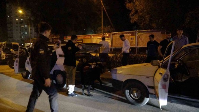 Polis uygulamasını ellerindeki çekirdeklerle takip ettiler