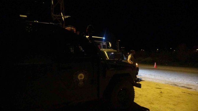 Polis uygulamasını ellerindeki çekirdeklerle takip ettiler