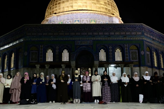 Mescid-i Aksa’da binlerce Müslüman ilk teravih namazını kıldı