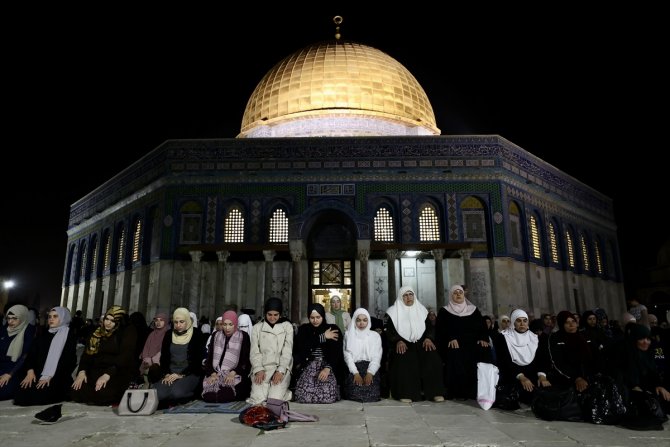 Mescid-i Aksa’da binlerce Müslüman ilk teravih namazını kıldı