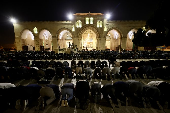 Mescid-i Aksa’da binlerce Müslüman ilk teravih namazını kıldı
