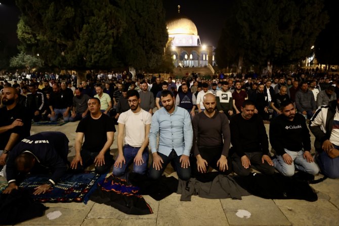 Mescid-i Aksa’da binlerce Müslüman ilk teravih namazını kıldı
