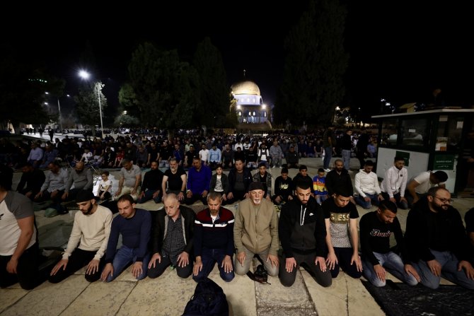 Mescid-i Aksa’da binlerce Müslüman ilk teravih namazını kıldı