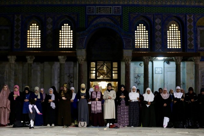 Mescid-i Aksa’da binlerce Müslüman ilk teravih namazını kıldı