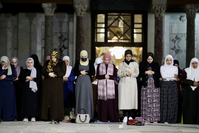 Mescid-i Aksa’da binlerce Müslüman ilk teravih namazını kıldı