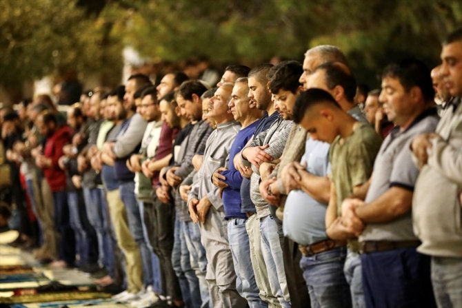 Mescid-i Aksa’da binlerce Müslüman ilk teravih namazını kıldı