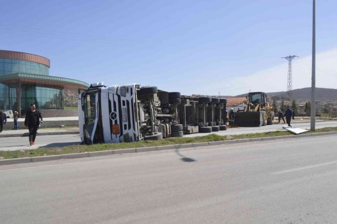 Talaş yüklü kamyon otomobilin üzerine devrildi: 1 ölü, 1 yaralı