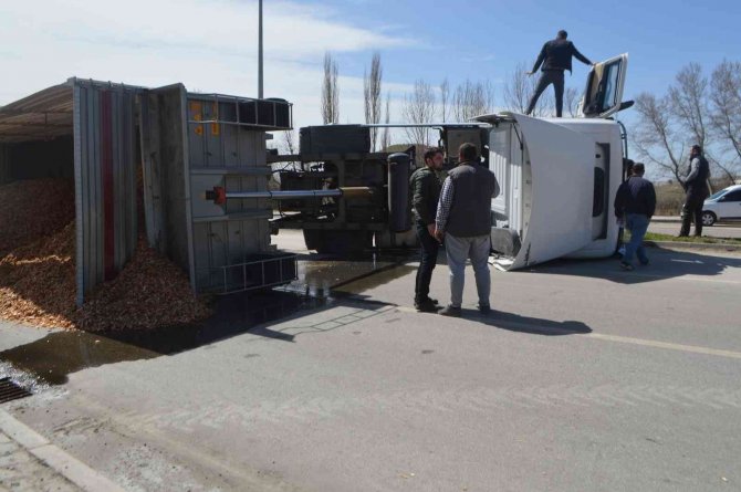 Talaş yüklü kamyon otomobilin üzerine devrildi: 1 ölü, 1 yaralı