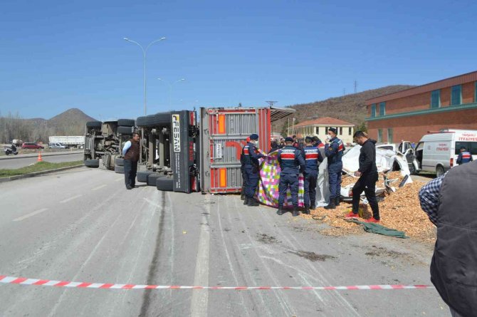 Talaş yüklü kamyon otomobilin üzerine devrildi: 1 ölü, 1 yaralı