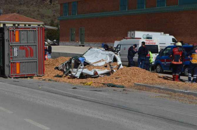 Talaş yüklü kamyon otomobilin üzerine devrildi: 1 ölü, 1 yaralı