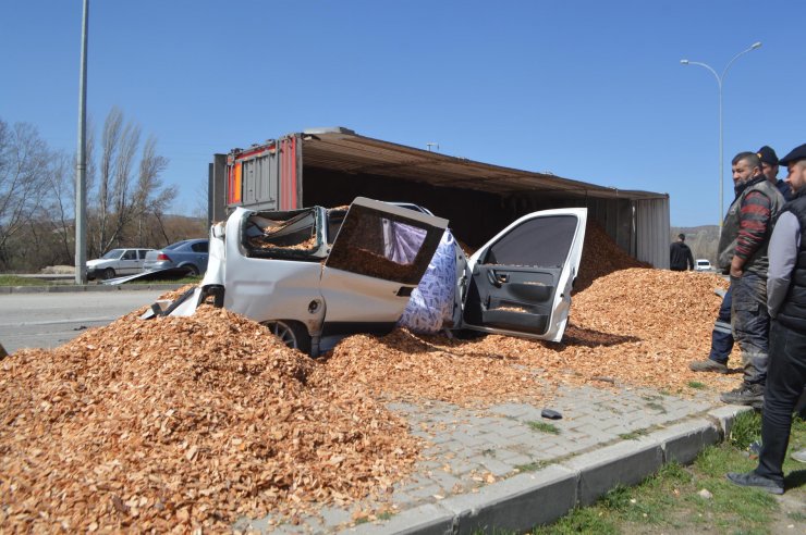 TIR, otomobilin üzerine devrildi: 1 ölü, 1 yaralı