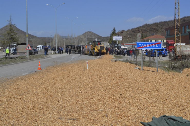 TIR, otomobilin üzerine devrildi: 1 ölü, 1 yaralı