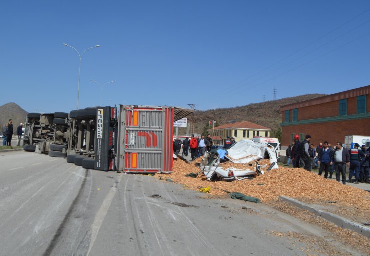 TIR, otomobilin üzerine devrildi: 1 ölü, 1 yaralı