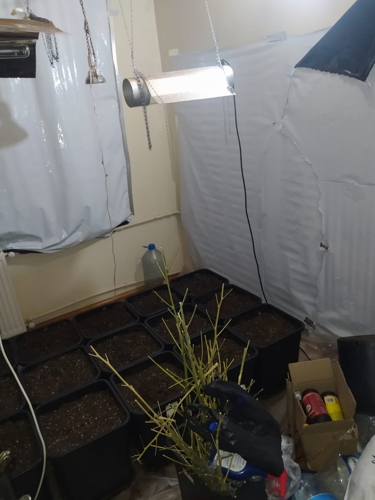 Uyuşturucu üretmek için eve düzenek kurmuş