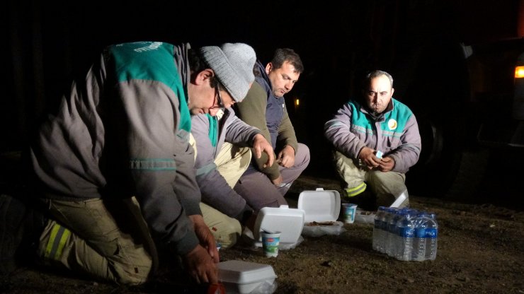 Yangına müdahale ederken ilk sahurlarını yaptılar