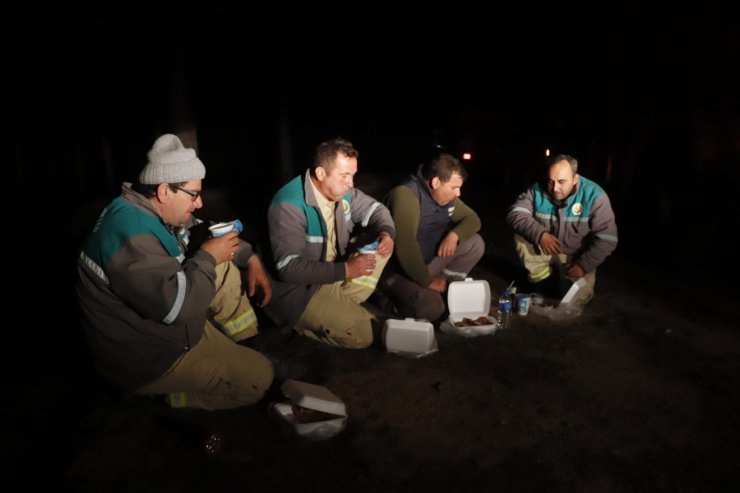 Yangına müdahale ederken ilk sahurlarını yaptılar