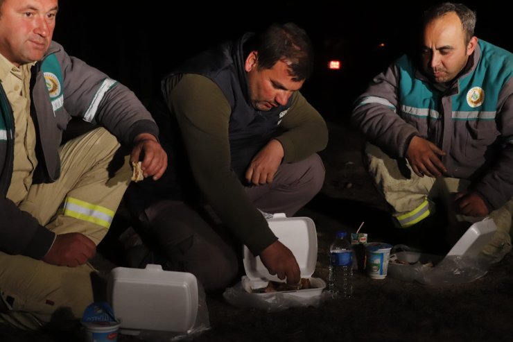 Yangına müdahale ederken ilk sahurlarını yaptılar