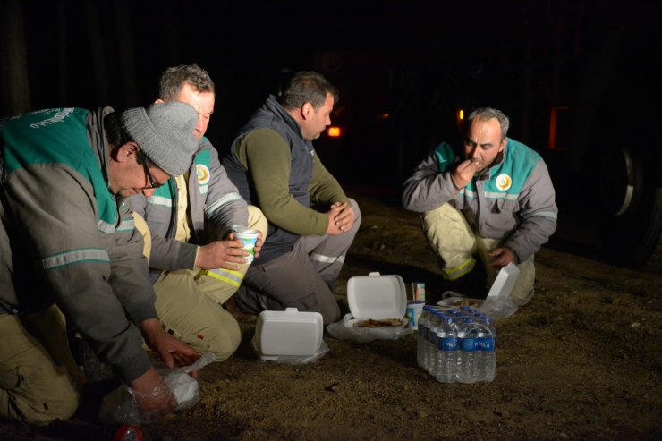 Yangına müdahale ederken ilk sahurlarını yaptılar