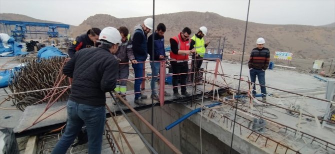 Viyadük inşaatında 7 saat havada asılı kalan işçileri itfaiye kurtardı