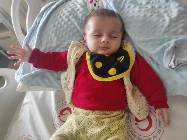 3 aylık bebeğin beynini saran tümör temizlendi