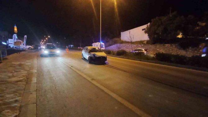 Aydınlatma direğini devirerek durabildi