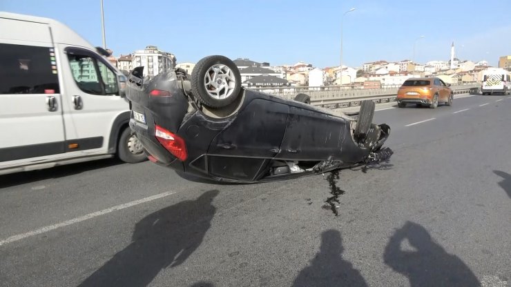 Bariyerlere çarpan otomobil böyle devrildi