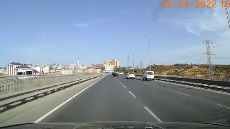 Bariyerlere çarpan otomobil böyle devrildi