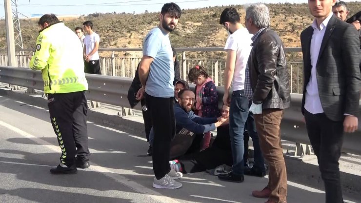 Bariyerlere çarpan otomobil böyle devrildi