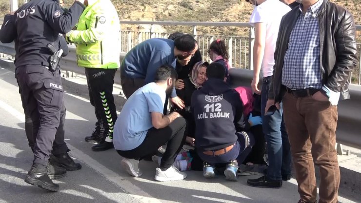 Bariyerlere çarpan otomobil böyle devrildi