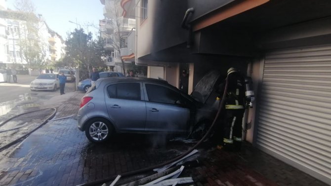 Bina altında kapalı garajda park halindeyken yanan araç paniğe sebep oldu