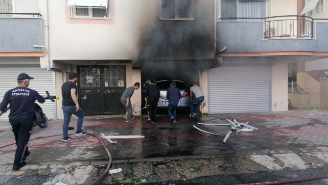 Bina altında kapalı garajda park halindeyken yanan araç paniğe sebep oldu