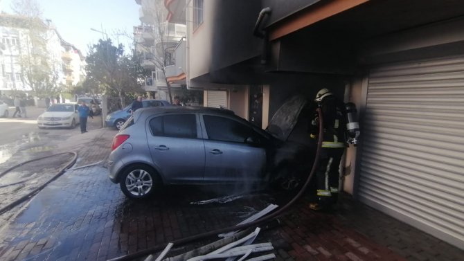Bina altında kapalı garajda park halindeyken yanan araç paniğe sebep oldu