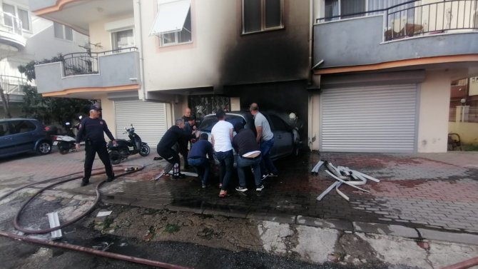 Bina altında kapalı garajda park halindeyken yanan araç paniğe sebep oldu