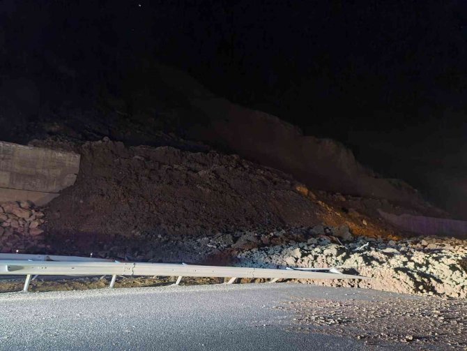 Bolu-Mengen yolu heyelan sebebiyle kapandı