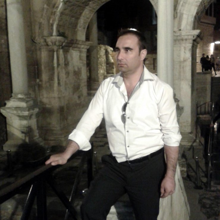 Devrilen traktörün altında kalan sürücü öldü, annesi yaralandı