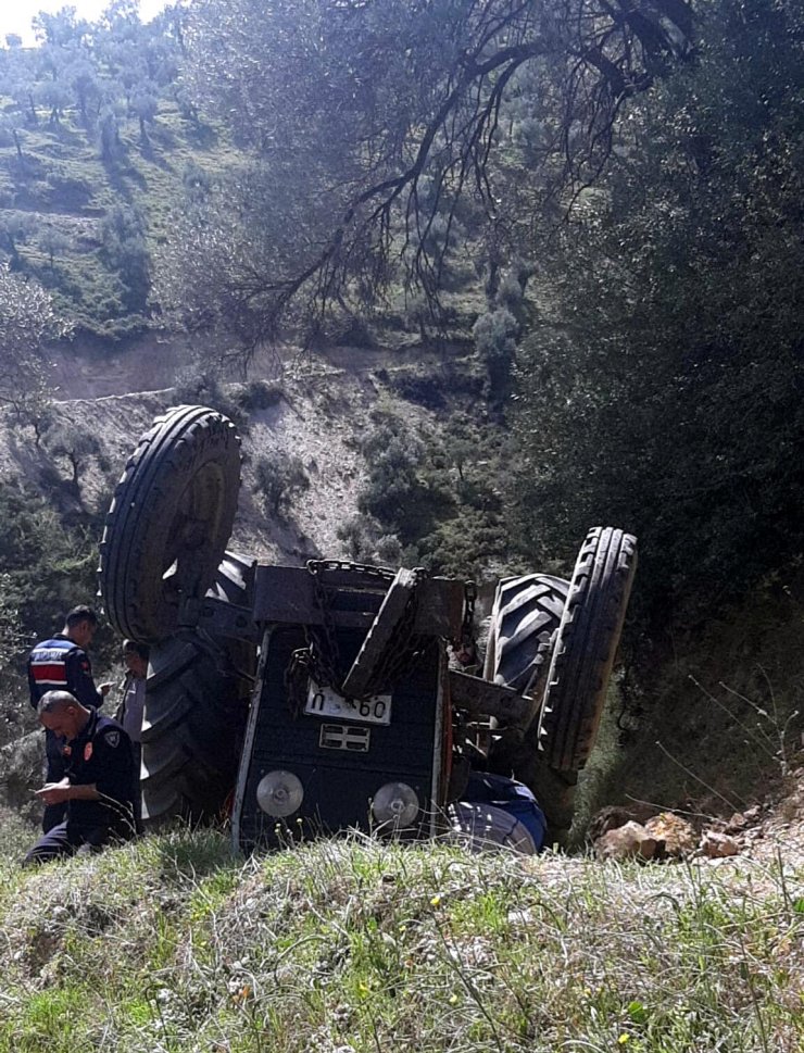 Devrilen traktörün altında kalan sürücü öldü, annesi yaralandı