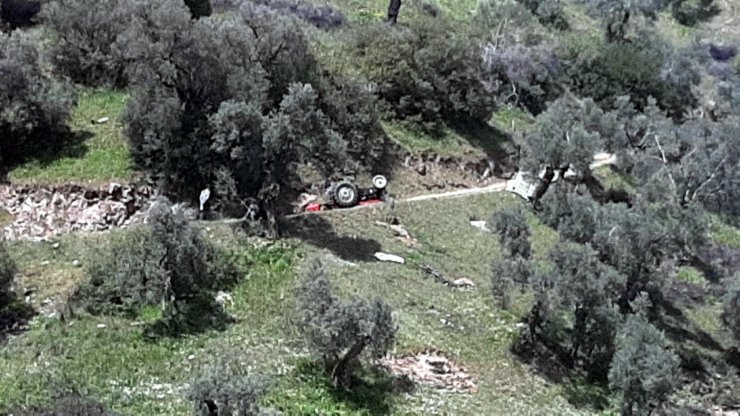 Devrilen traktörün altında kalan sürücü öldü, annesi yaralandı