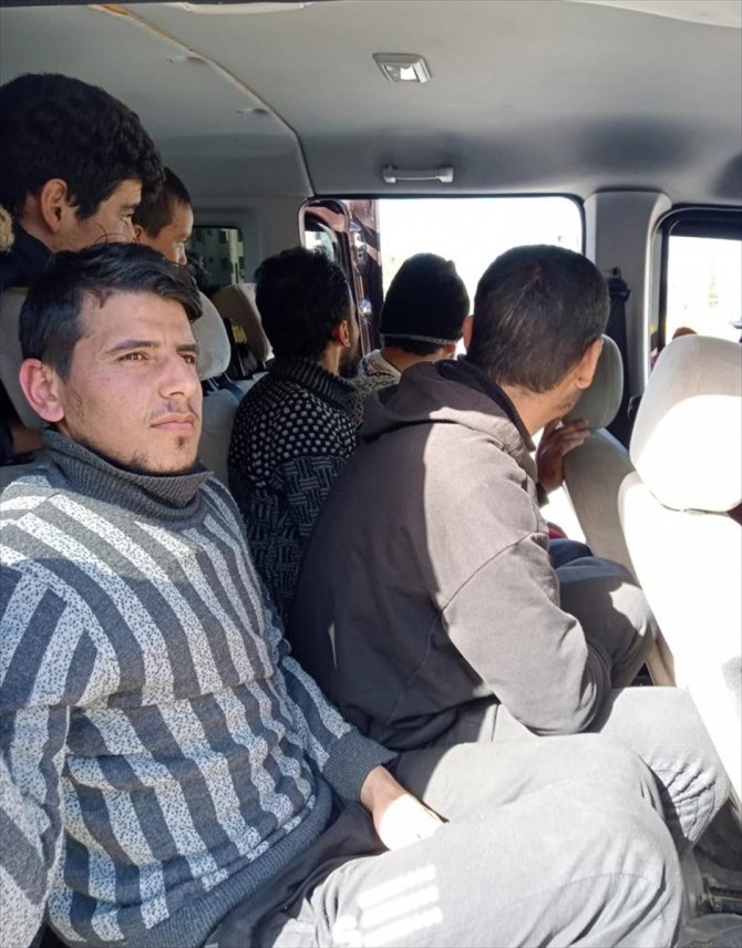 15 düzensiz göçmen yakalandı